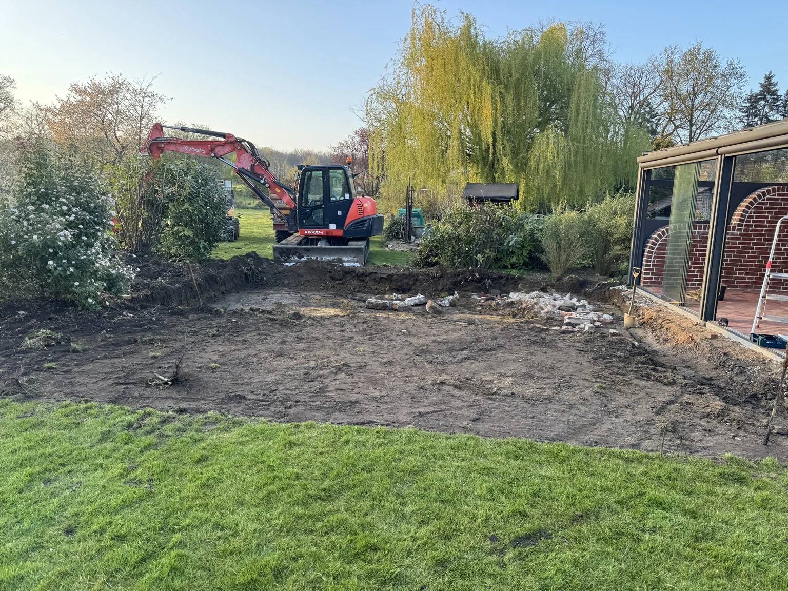 Kettenbagger bei Arbeiten in einem Garten